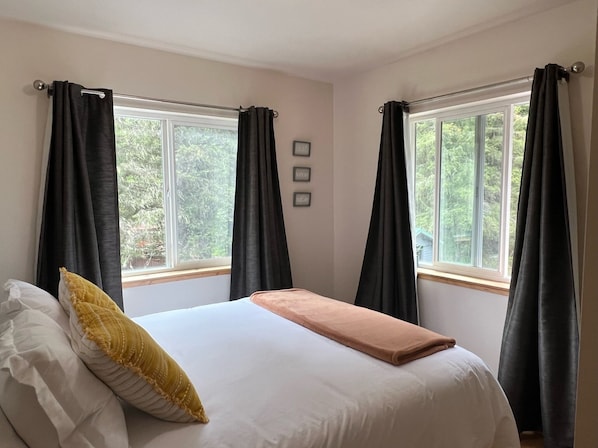 1 chambre, fer et planche à repasser, lit de bébé portatif