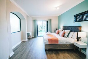 5 bedrooms, iron/ironing board, WiFi, bed sheets