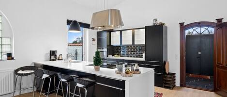 ثلاجة، ميكروويف، فرن، غسالة أطباق