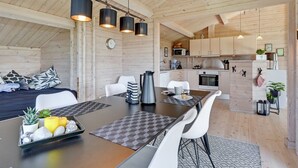 Una cocina moderna con armarios de madera, un microondas y una estufa.