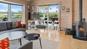 Una sala de estar acogedora con un sofá, una mesa de centro y una chimenea.