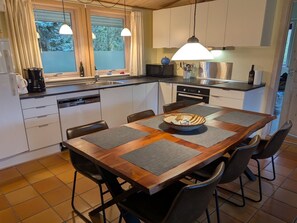 Fridge, microwave, dishwasher, cookware/dishes/utensils