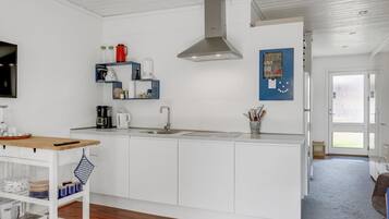 Réfrigérateur, lave-vaisselle, chaise haute