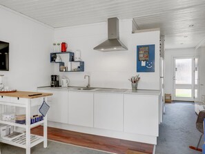 Køleskab, opvaskemaskine, højstol, køkkentøj/tallerkener/redskaber