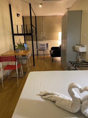 Escritorio, espacio para trabajar con laptop y wifi gratis 