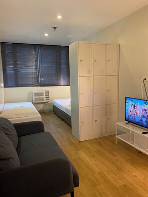 Desk, laptop workspace, free WiFi, bed sheets - Burgos Hub Hostel (Pasay)