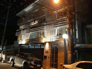 Front of property - Burgos Hub Hostel (Pasay)