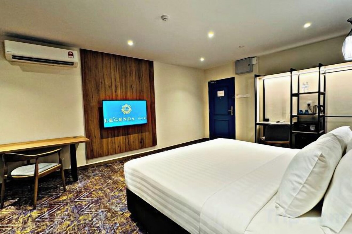 Edredón, minibar y caja de seguridad en la habitación