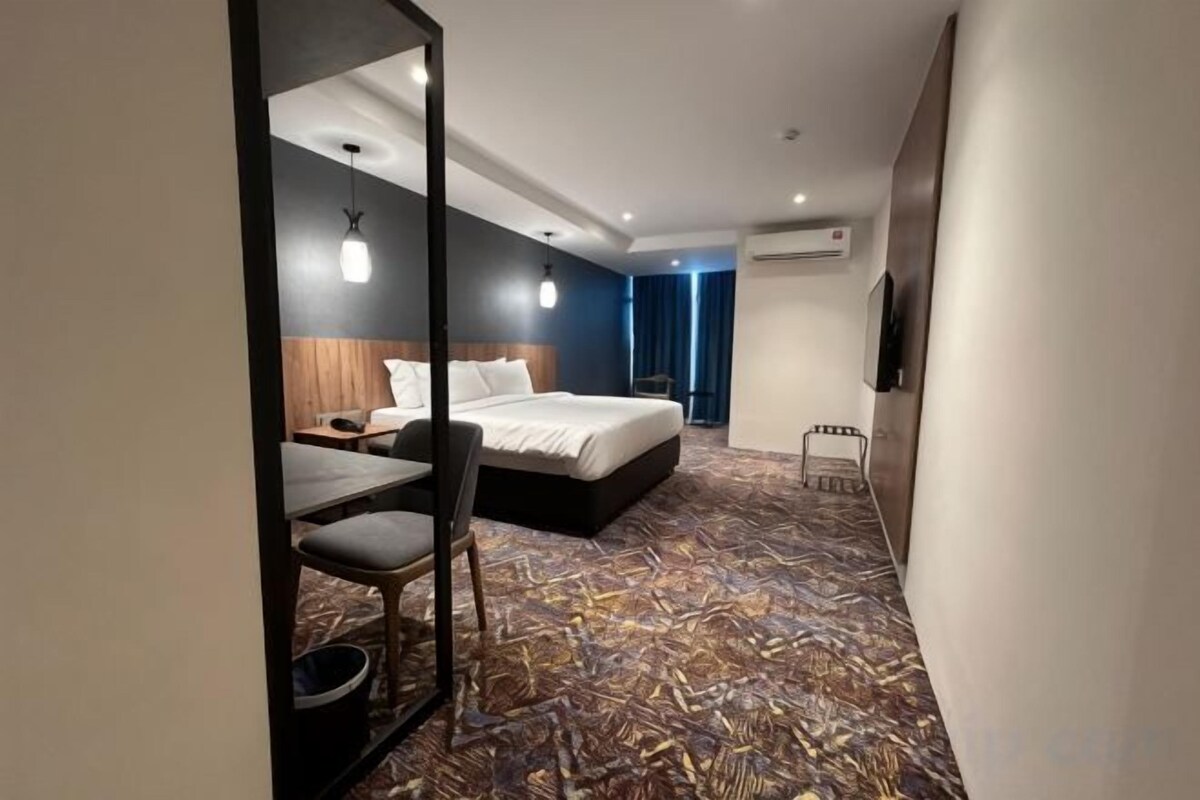 Edredón, minibar y caja de seguridad en la habitación