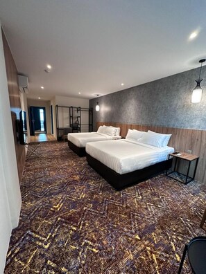 Chambre Deluxe, 2 grands lits, non-fumeurs | Couette en duvet d'oie, minibar, coffres-forts dans les chambres