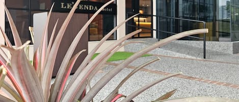 A building with a sign reading "LE'SENDA Hotel".