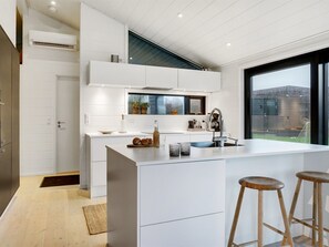 Kylskåp, diskmaskin och grytor/köksredskap