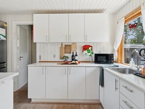 Frigorifero, microonde, forno, seggiolone