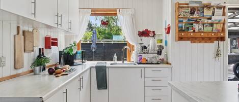 Køleskab, mikrobølgeovn, ovn, højstol