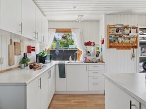 Kylskåp, mikrovågsugn, ugn och barnstol