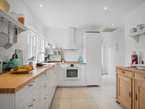 Een koelkast, een microgolfoven, een oven, een vaatwasser