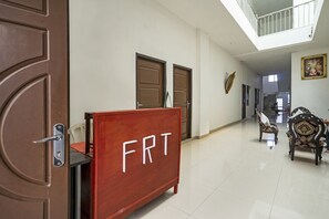 Reception - OYO 90595 Ferezsa Kost Syariah (Palembang)