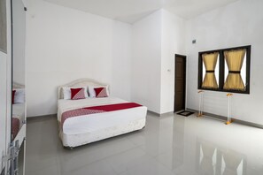 Standard Double Room | Bed sheets - OYO 90595 Ferezsa Kost Syariah (Palembang)