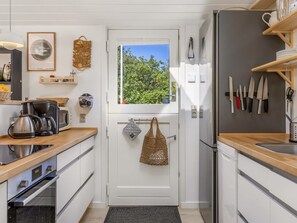 Kühlschrank, Mikrowelle, Geschirrspüler, Kochgeschirr/Geschirr/Besteck