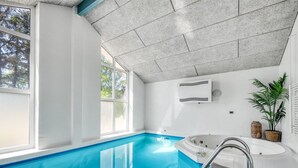 An indoor swimming pool with a clear blue water, a jacuzzi, and a potted plant. - "Anniesette" - 1.5km from the sea by Interhome (Blåvand)
