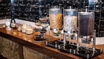 Desayuno buffet diario (PLN 70 por persona)