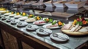 Un buffet proposant divers plats et ustensiles.