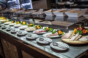 Se ofrece un desayuno bufé todos los días (por un coste adicional)