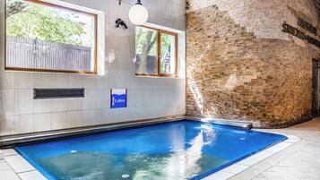 2 piscinas techadas, guardavidas en la propiedad