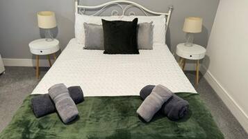 1 habitación, tabla de planchar con plancha, wifi gratis y ropa de cama