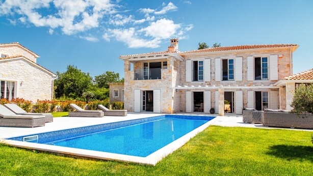 A large house with a swimming pool, a separate building, and a well-maintained lawn. - Arabela in Baderna With 4 Bedrooms and 3 Bathrooms (Porec)