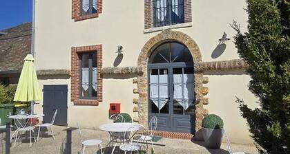 Spacious Farmhouse Retreat: 5BR, Modern Kitchen, Near Versailles, Normandie, with Internet & Parking