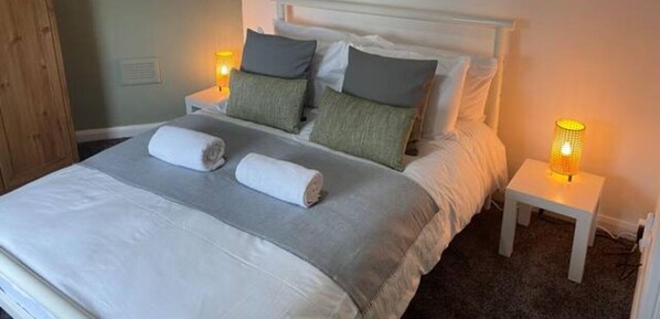 3 slaapkamers, een strijkplank/strijkijzer, gratis wifi, beddengoed