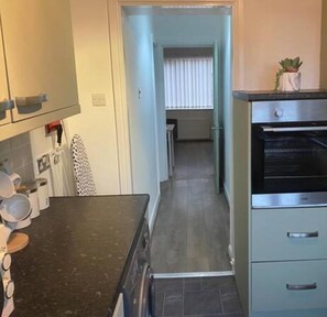 Een koelkast, een microgolfoven, een oven, een kookplaat