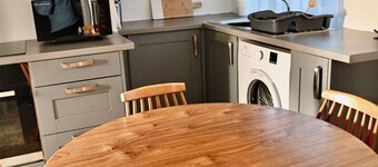 Homely 3 bed, free parking & Wi-fi