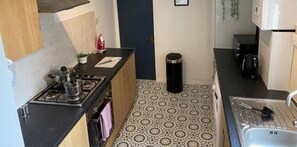 Kühlschrank, Mikrowelle, Toaster, Kochgeschirr/Geschirr/Besteck