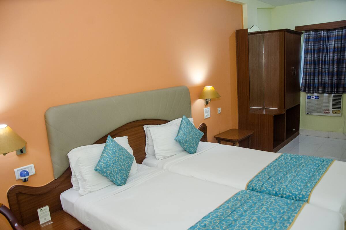 Deluxe Room | Blackout drapes, iron/ironing board (on request), WiFi (free)