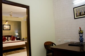 Executive Room | Blackout drapes, iron/ironing board, free WiFi