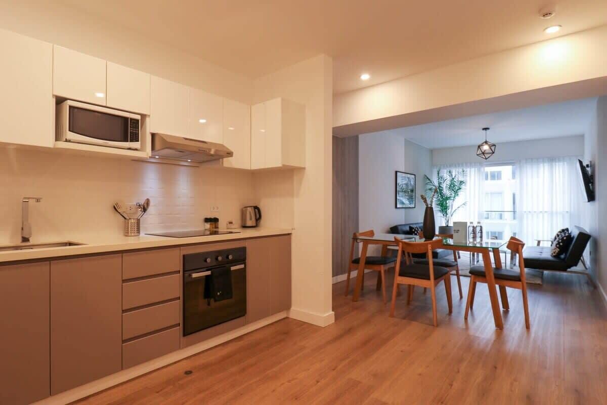 Frigorífico, microondas, horno y placa de cocina