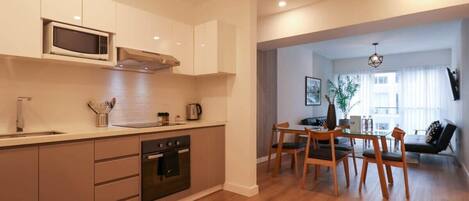 Køleskab, mikrobølgeovn, ovn, kogeplade