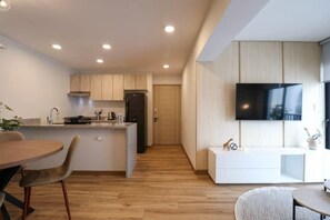 Kühlschrank, Mikrowelle, Ofen, Herdplatte