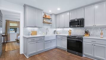 雪櫃、微波爐、焗爐、爐具