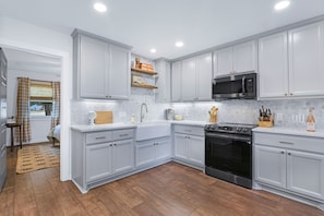 Fridge, microwave, oven, stovetop - Dot’s Farmhouse-Steps From Lights Spectacular!! Fire Pit & Covered Patio (Johnson City)