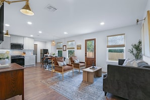 Smart TV, stereo - Dot’s Farmhouse-Steps From Lights Spectacular!! Fire Pit & Covered Patio (Johnson City)