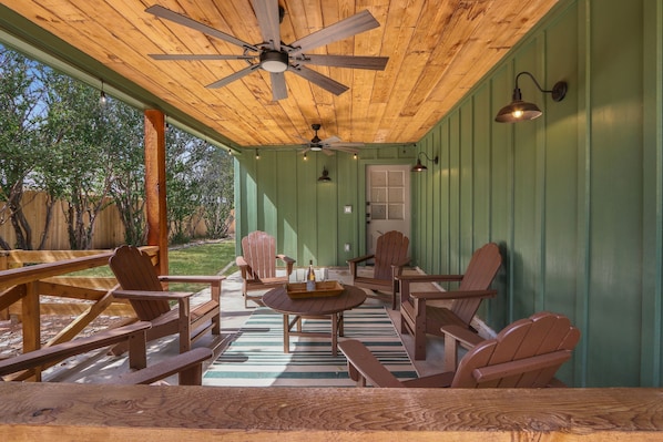 Terrace/patio - Dot’s Farmhouse-Steps From Lights Spectacular!! Fire Pit & Covered Patio (Johnson City)