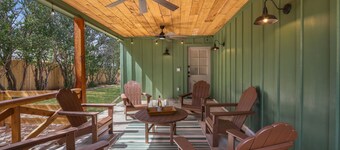 Ms Dot’s 290 Wine Trail Farmhouse-Downtown- Fire Pit - Covered Patio