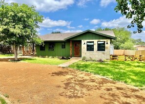 Exterior - Dot’s Farmhouse-Steps From Lights Spectacular!! Fire Pit & Covered Patio (Johnson City)