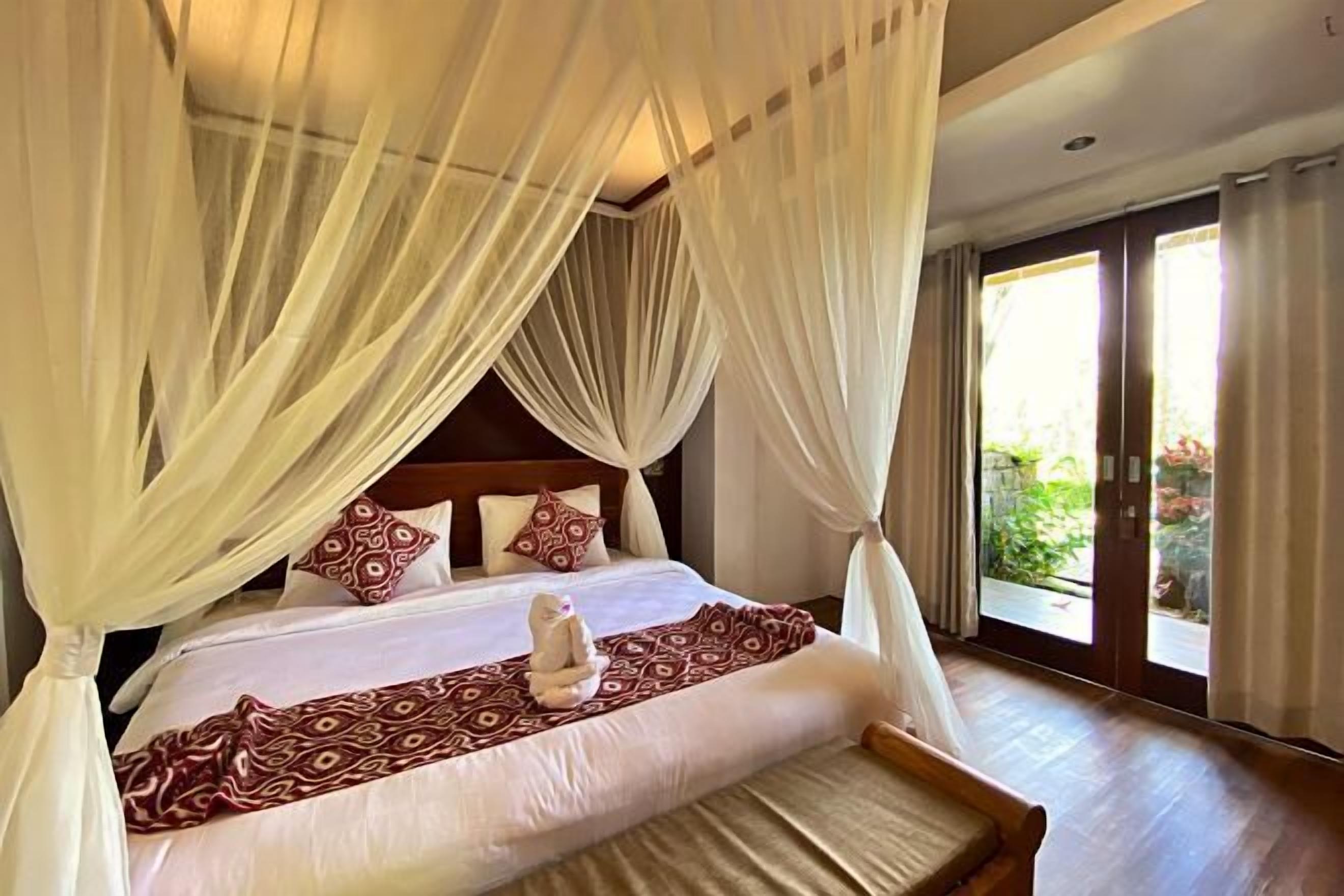 Minibar, in-room safe, blackout curtains, free WiFi