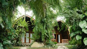 Lumbung Suite | Minibar, pengeskab på værelset, skrivebord