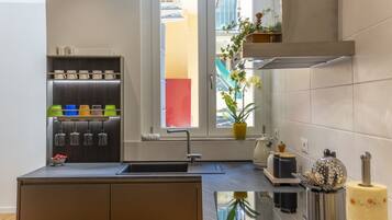 Kühlschrank, Mikrowelle, Ofen, Herdplatte