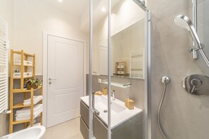 Dusche, Haartrockner, Bidet, Handtücher